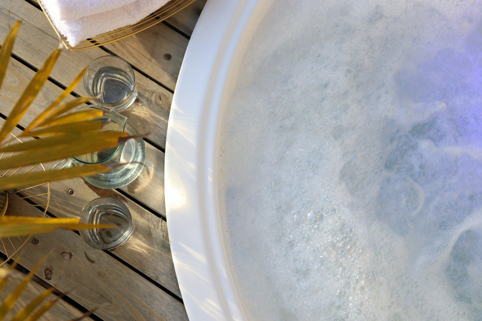 Agua con burbujas de un jacuzzi en primer plano